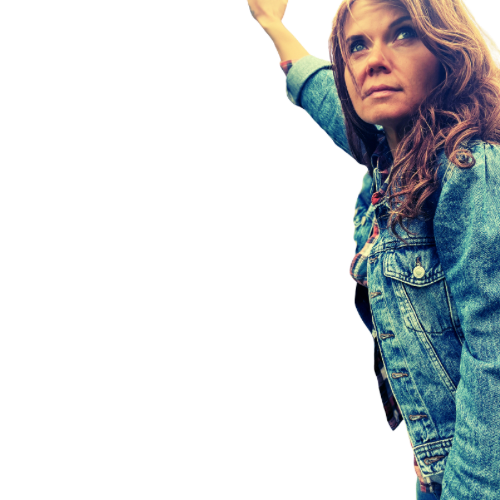 Nainen katsoo kaukaisuuteen ja hymyilee