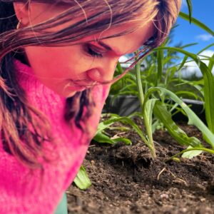 Kuva naisesta joka kävelee ja tutkii