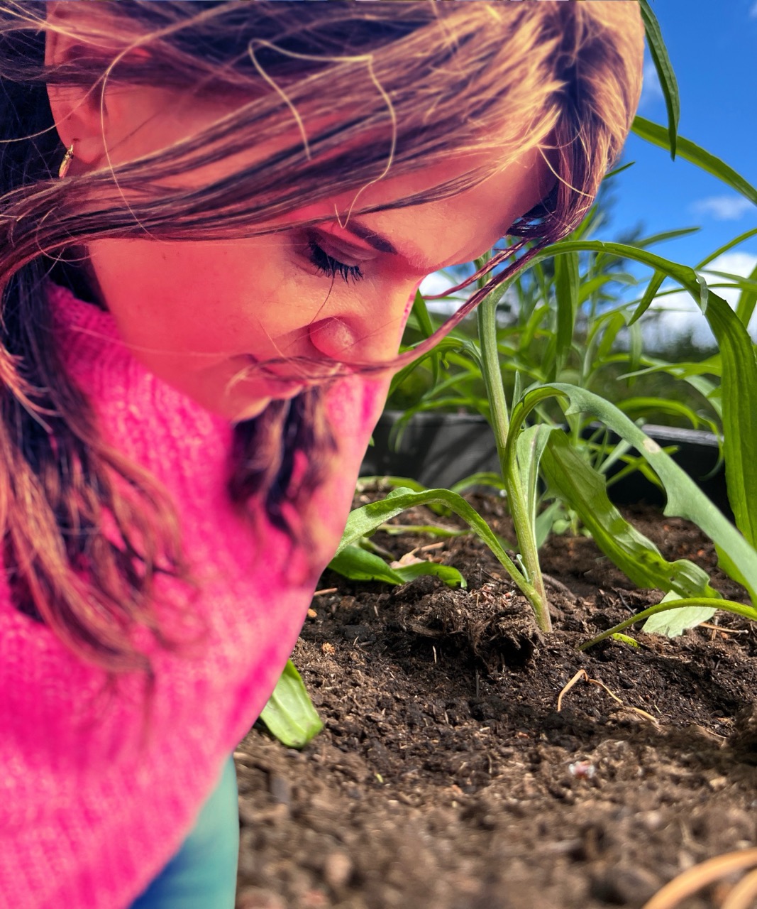 Kuva naisesta joka kävelee ja tutkii