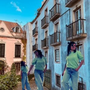 ryhmä kävelee kaupunki ympäristössä