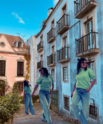 ryhmä kävelee kaupunki ympäristössä 