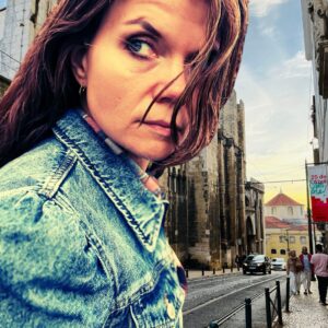 Vahva, yksinäinen naishahmot katsoo taakseen