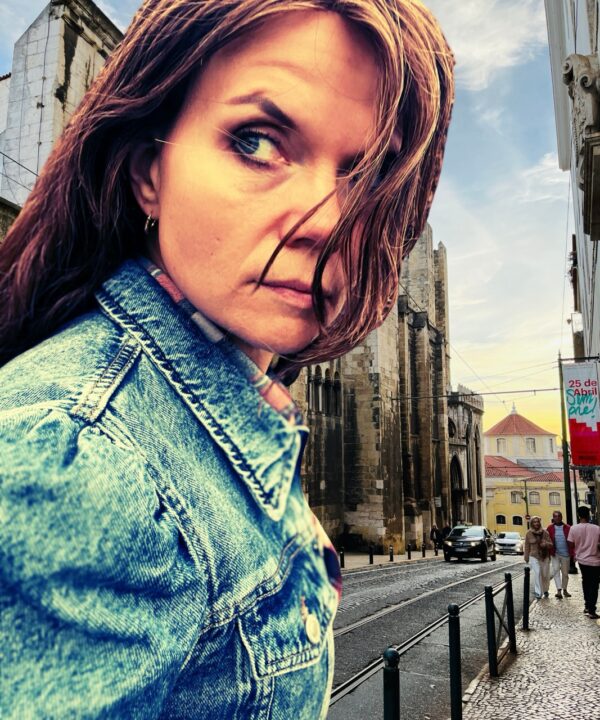 Vahva, yksinäinen naishahmot katsoo taakseen