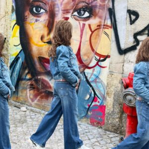 Saana kävelee kaupungilla inspiroivassa ympäristössä