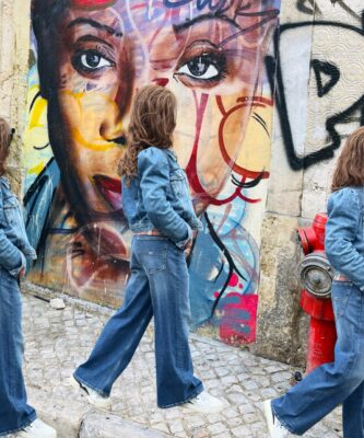 Saana kävelee kaupungilla inspiroivassa ympäristössä